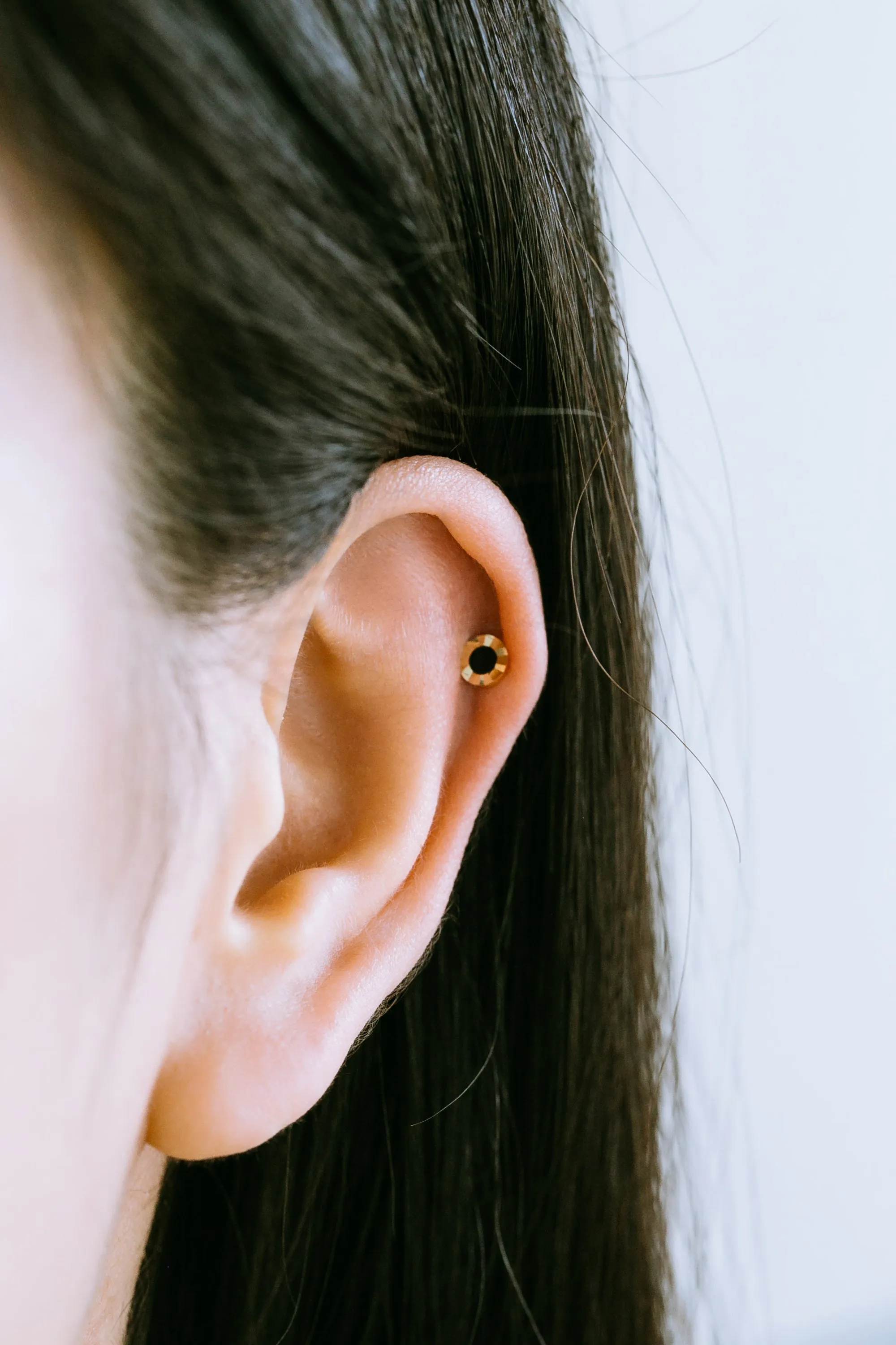 14K GOLD JEWELRY MINIMALIST DELICATE BLACK CIRCLE GOLD CUT ROUNDED BARBELL EAR STUD EARRING PIERCING