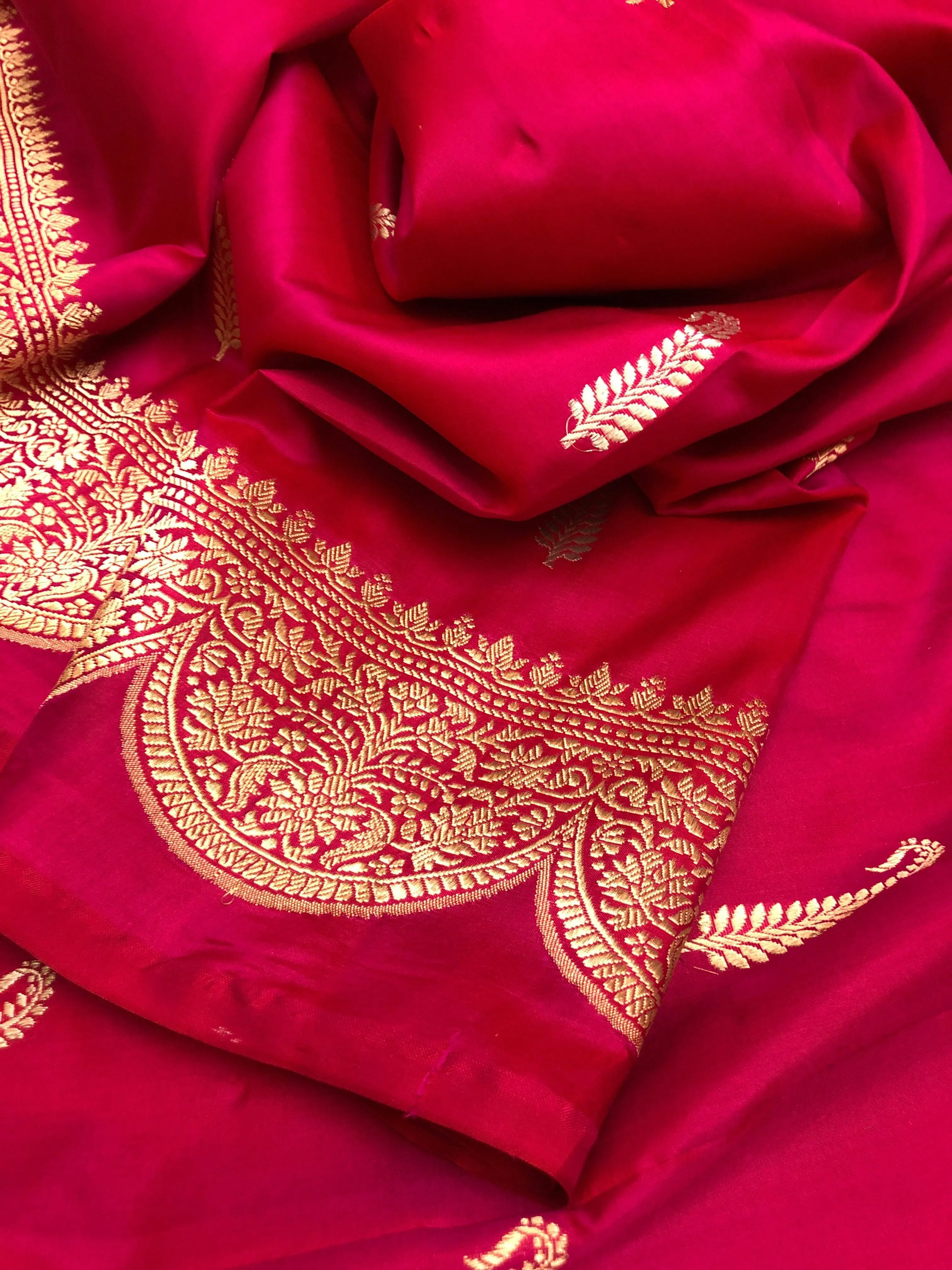 Magenta Red Color Pure Katan Banarasi Saree with Scallop Border