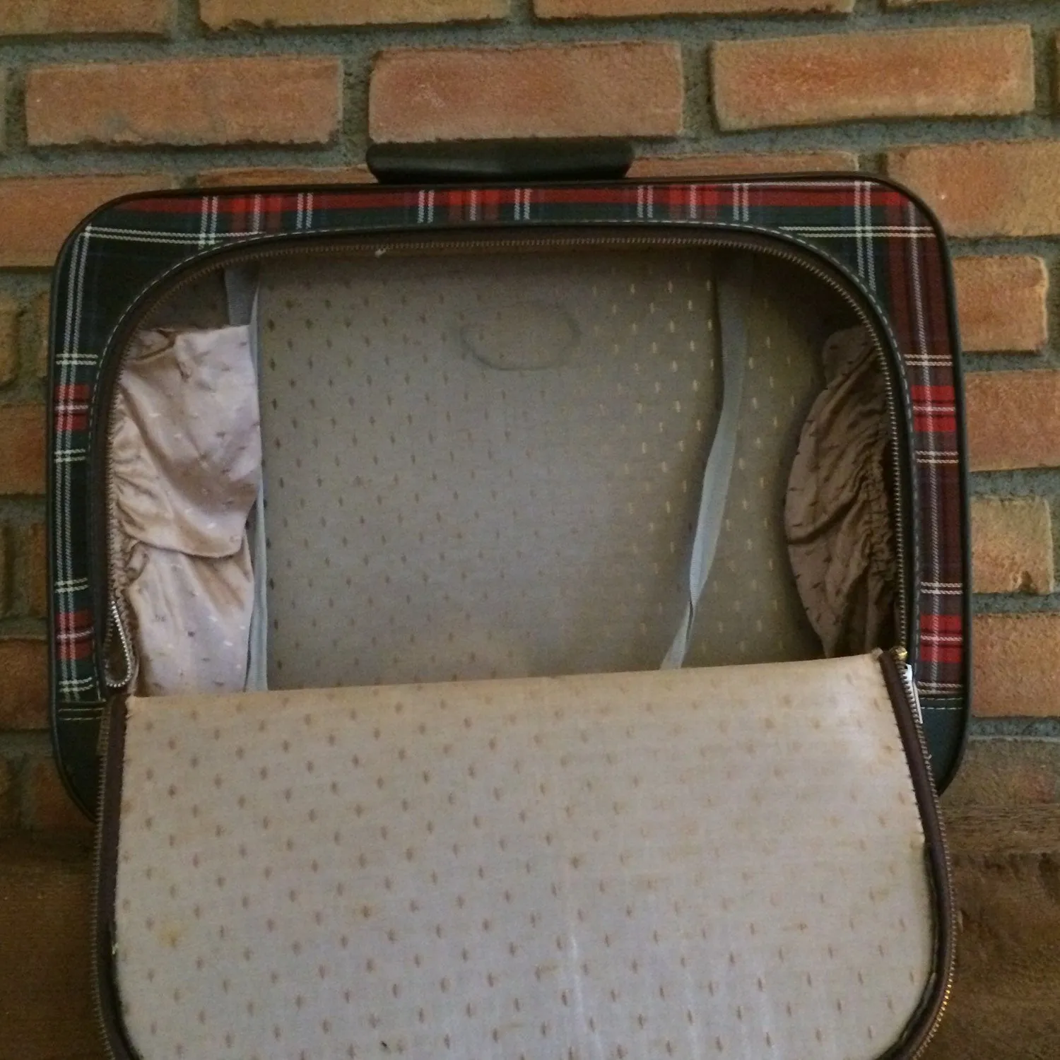 Vintage Plaid Suitcase. Air Cruiser by Leeds. Red Plaid Luggage. Train Case. Overnight Bag.